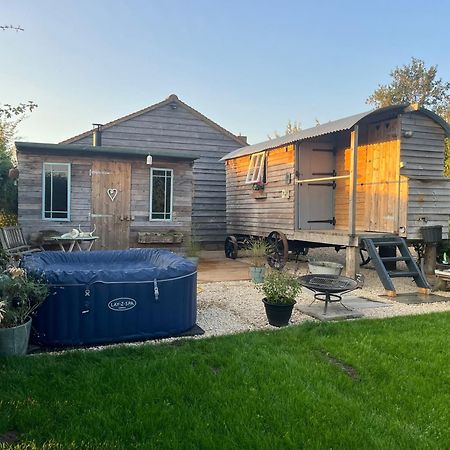 The Hen House Shepherds Hut With Hot Tub Chittoe Exteriér fotografie