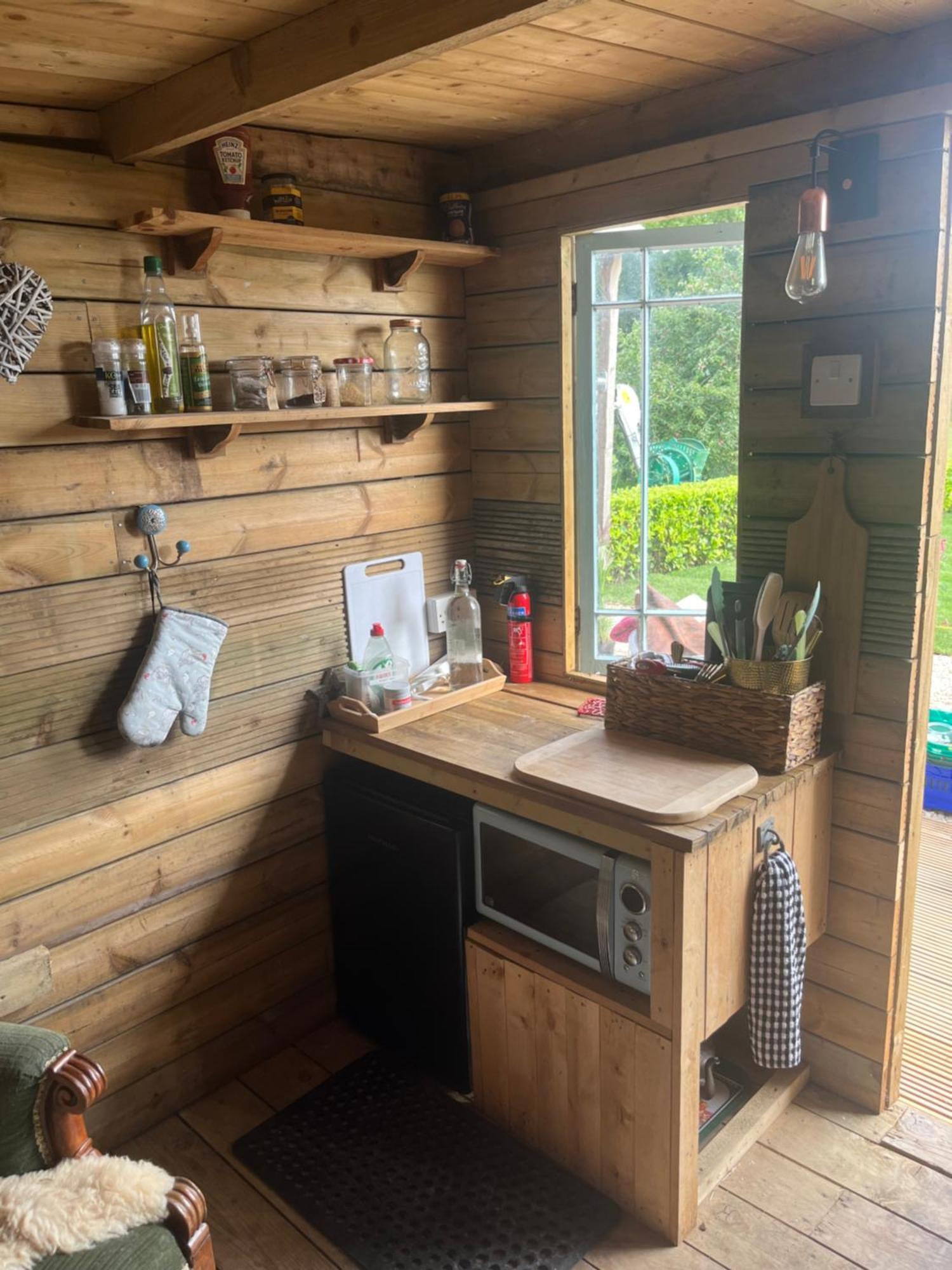 The Hen House Shepherds Hut With Hot Tub Chittoe Exteriér fotografie