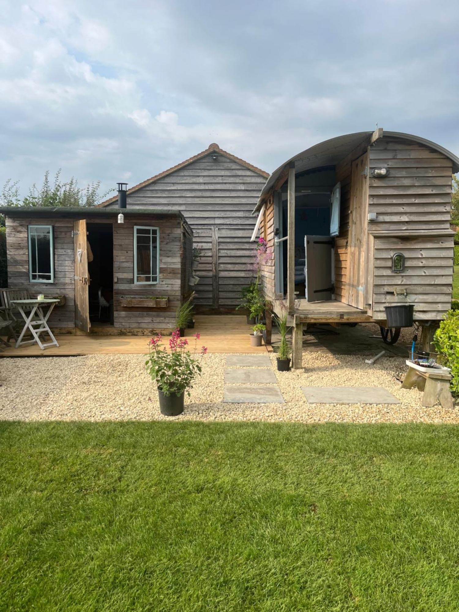 The Hen House Shepherds Hut With Hot Tub Chittoe Exteriér fotografie