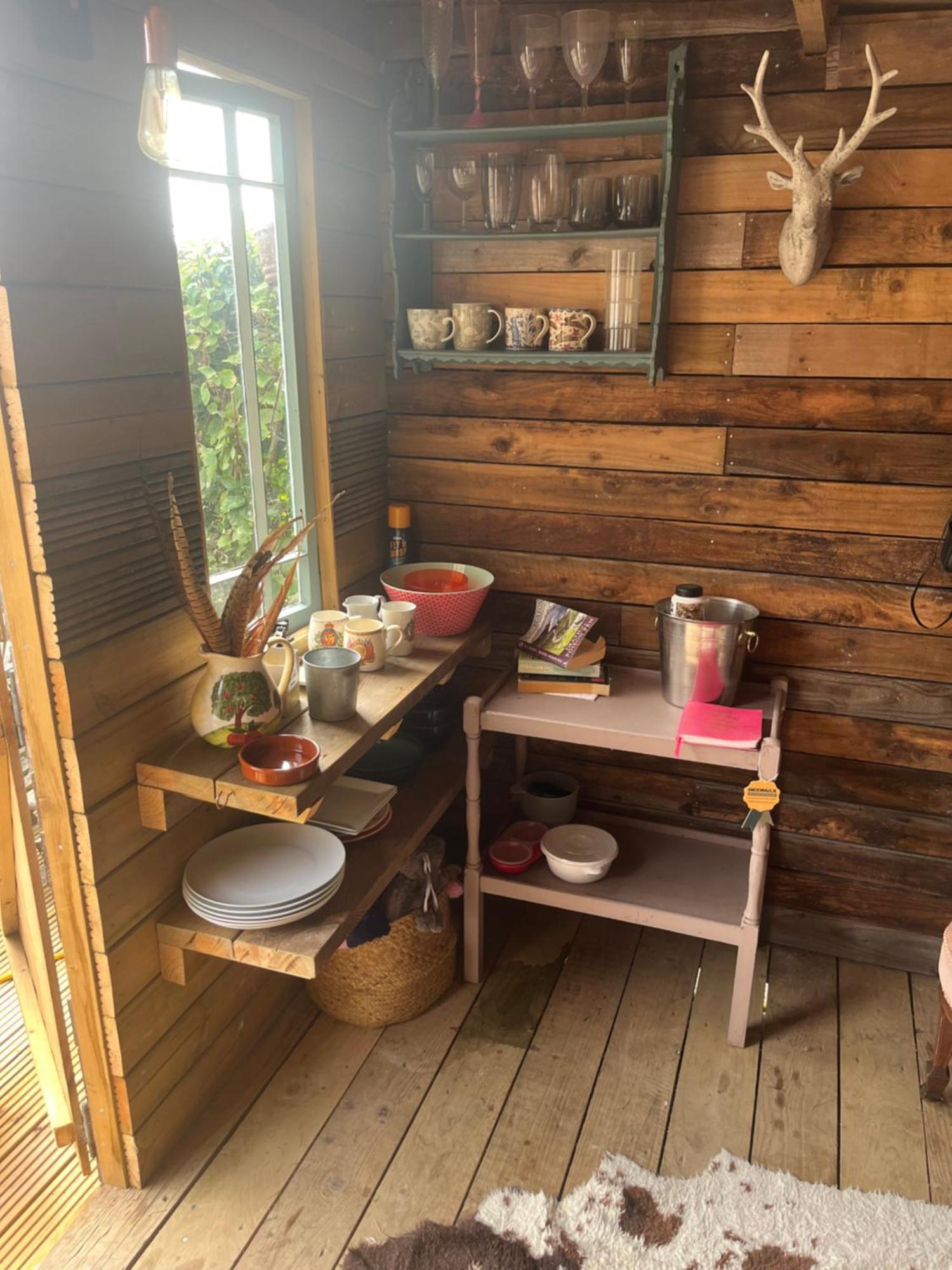 The Hen House Shepherds Hut With Hot Tub Chittoe Exteriér fotografie