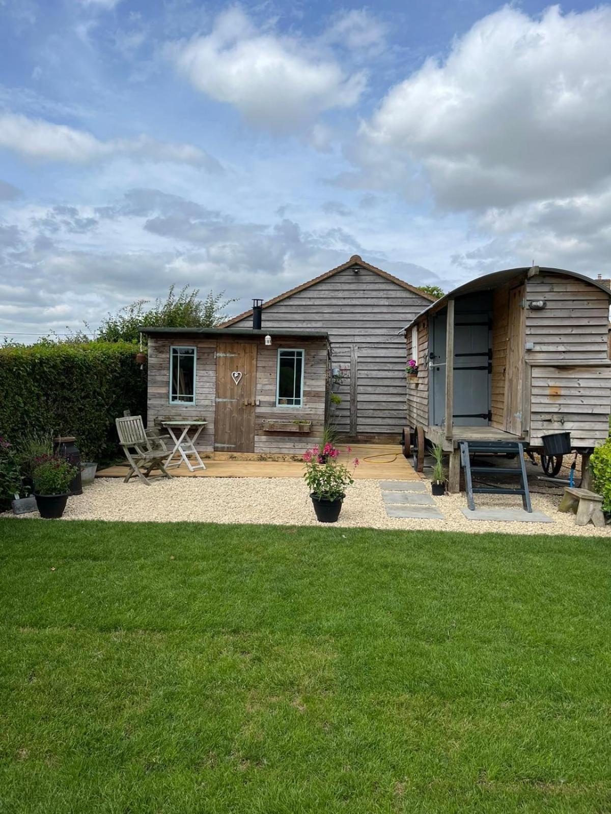 The Hen House Shepherds Hut With Hot Tub Chittoe Exteriér fotografie