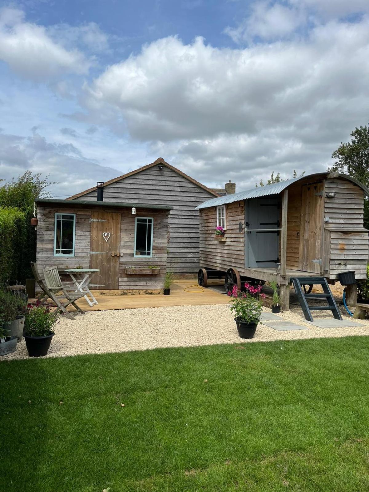 The Hen House Shepherds Hut With Hot Tub Chittoe Exteriér fotografie