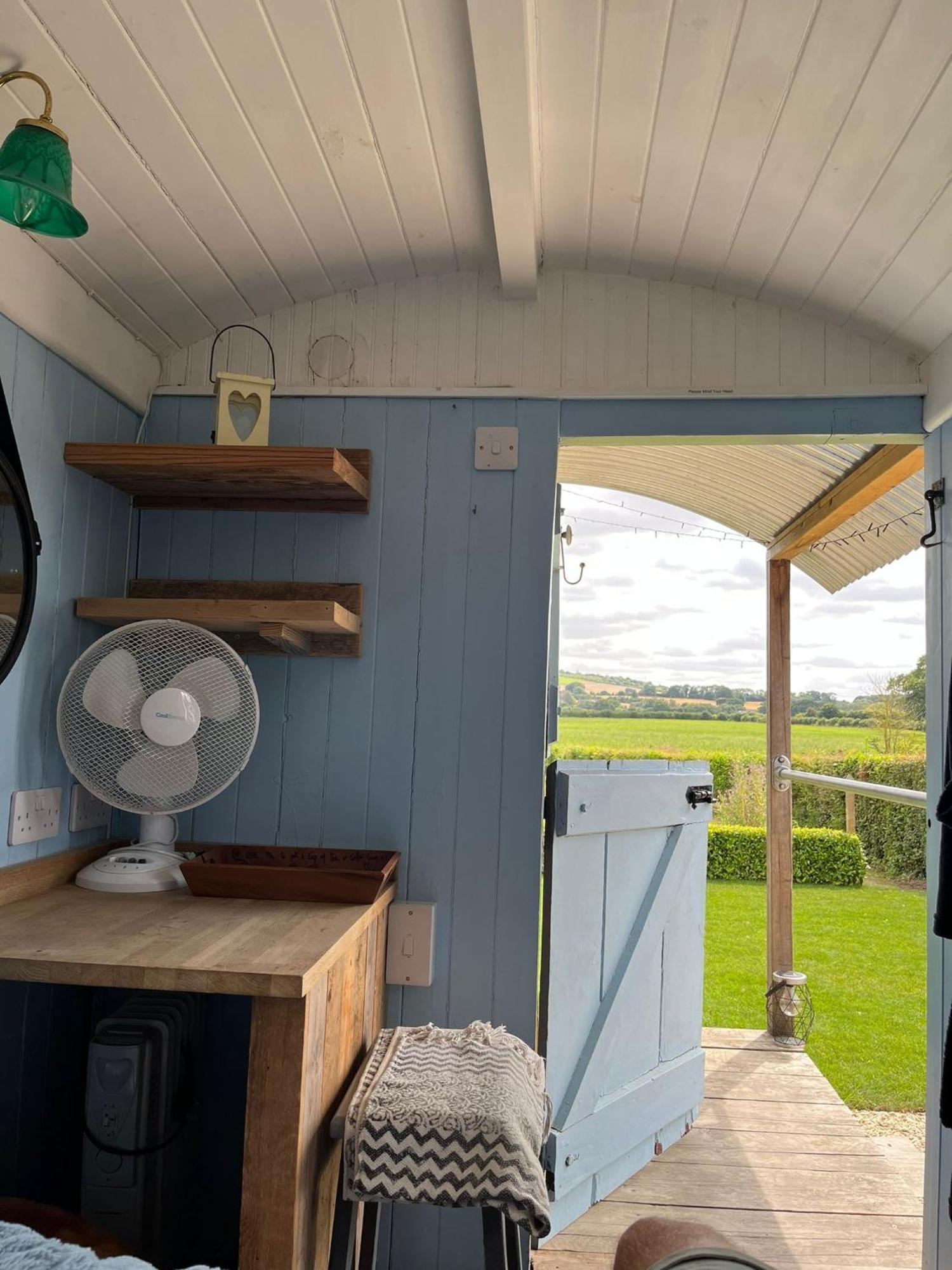 The Hen House Shepherds Hut With Hot Tub Chittoe Exteriér fotografie